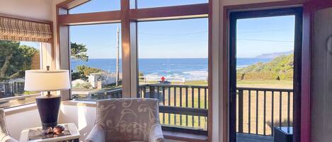 Una televisión, una chimenea