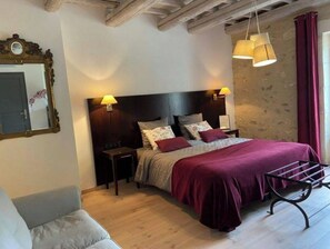 4 bedrooms, desk, travel cot, WiFi
