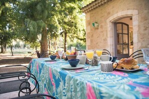 Outdoor dining - Domaine Cap Rubis (Paradou)