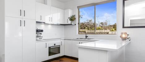 ثلاجة، ميكروويف، فرن، موقد طهي مسطح