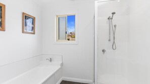 Badewanne, Haartrockner, Handtücher