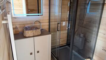 Douche, serviettes fournies, savon, shampoing