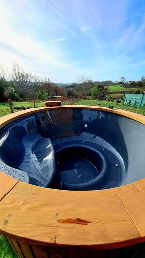 Outdoor spa tub