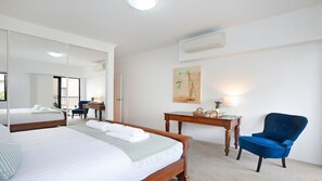 3 dormitorios, escritorio, tabla de planchar con plancha y cuna de viaje