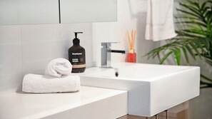 Bañera, secador de pelo y toallas