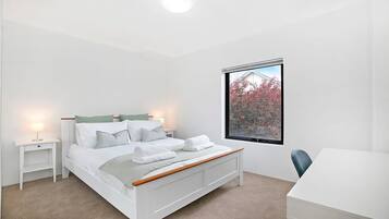 3 Schlafzimmer, Schreibtisch, Bügeleisen/Bügelbrett, Reisekinderbett