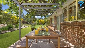 Outdoor dining - Banksia – stylish and modern (Tapitallee)