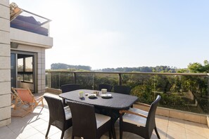 Outdoor dining - MAMAD Comfort Apt Terrace & View on the Hills by FeelHome (Tel Aviv - Jaffa)