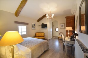 7 bedrooms, in-room safe, desk, iron/ironing board - THE OLD MILL****,  Authentic in PROVENCE with heated swimming pool  (Entraigues-sur-la-Sorgue)