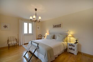 7 bedrooms, in-room safe, desk, iron/ironing board