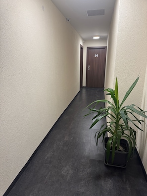 Habitación cuádruple, baño privado | Edredones de plumas, minibar, escritorio y wifi gratis