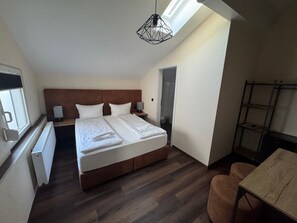 Habitación doble, 1 cama King size, baño en la habitación | Edredón, minibar, escritorio y wifi gratis