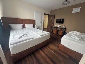 Quadruple Room, Ensuite | Down duvets, minibar, desk, free WiFi - Capitol Zentrum - 24h - (Friedrichshafen)