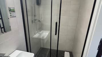 Chuveiro, secador de cabelo, toalhas de banho, sabonete