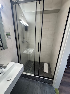 Shower, hair dryer, towels, soap - Capitol Zentrum - 24h - (Friedrichshafen)