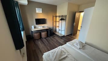 Quarto casal, 1 cama King, suíte | Edredons de pluma, frigobar, escrivaninha, Wi-Fi de cortesia