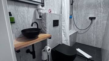 Doccia, asciugacapelli, asciugamani, sapone
