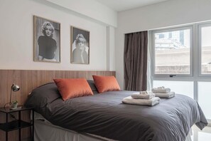 1 habitación, escritorio, tabla de planchar con plancha y wifi 