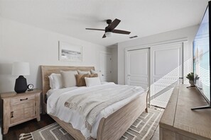 6 quartos, ferros/tábuas de passar roupa, berço de viagem