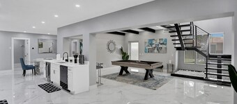 LUX 6BR 4Bath Htd Pool & Jacuzzi Mini Golf G-Room