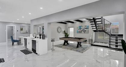 LUX 6BR 4Bath Htd Pool & Jacuzzi Mini Golf G-Room