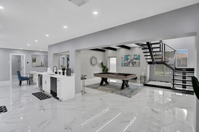 LUX 6BR 4Bath Htd Pool & Jacuzzi Mini Golf G-Room