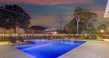 LUX 6BR 4Bath Htd Pool & Jacuzzi Mini Golf G-Room