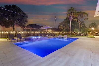 LUX 6BR 4Bath Htd Pool & Jacuzzi Mini Golf G-Room