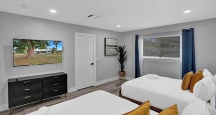 LUX 6BR 4Bath Htd Pool & SPA Mini Golf G-Room