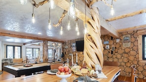 Un coin bar en bois avec une table de billard, un panier de fruits et divers aliments.