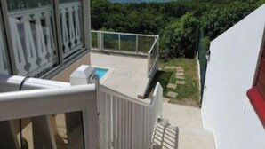A balcony with a view of the ocean and greenery. - Villa Alizés 8 pers. 4 air-conditioned bedrooms (Le Gosier)