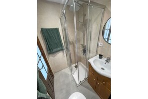 Suihku, hiustenkuivaaja, bidee, pyyhkeet