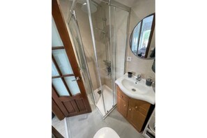 Bruser, hårtørrer, bidet, håndklæder
