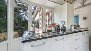 Kühlschrank, Mikrowelle, Ofen, Geschirrspüler