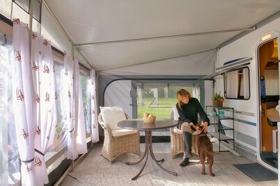 Chic caravan with awning on the Baltic Sea in Dierhagen