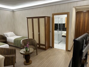 Family Triple Room | Egyptian cotton sheets, premium bedding, Tempur-Pedic beds, in-room safe - Lily Rooms (Istanbul)