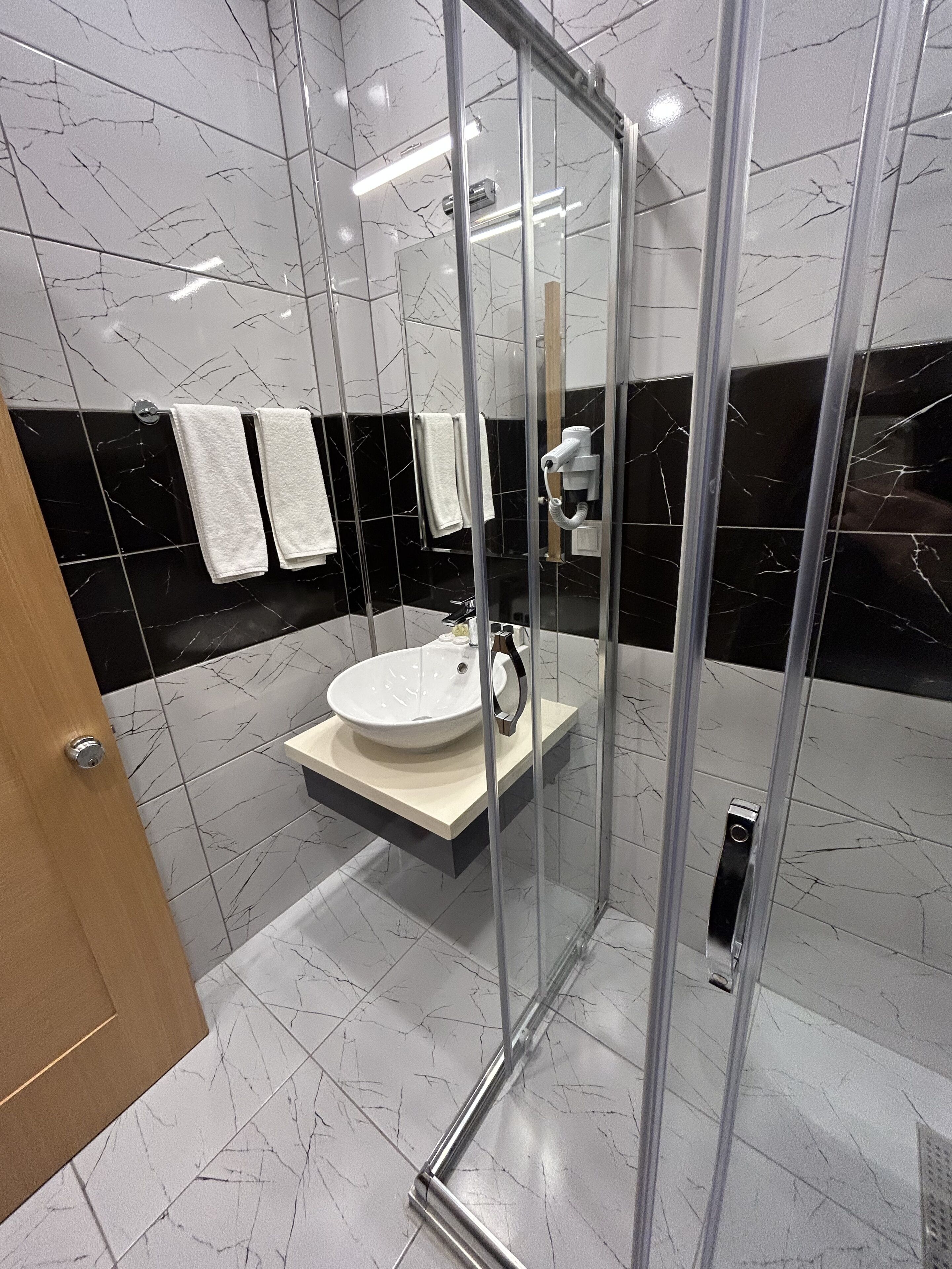 Chambre Standard Double ou avec lits jumeaux | Salle de bain | Douche, douche hydromassante, articles de toilette gratuits