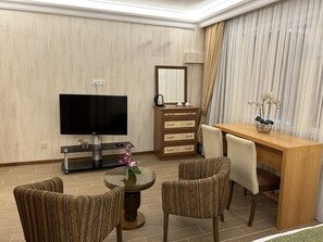 Chambre Triple Familiale | Coin séjour | Télévision à écran plat de 32 pouces avec chaînes par satellite