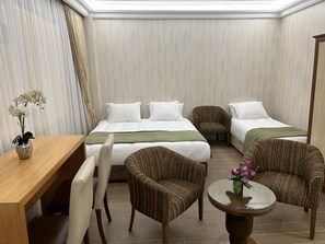 Family Triple Room | Egyptian cotton sheets, premium bedding, Tempur-Pedic beds, in-room safe - Lily Rooms (Istanbul)