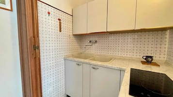 Geladeira, micro-ondas, cooktop