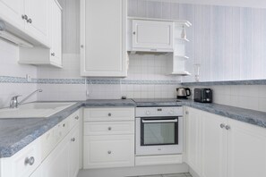 Fridge, oven, dishwasher, coffee/tea maker