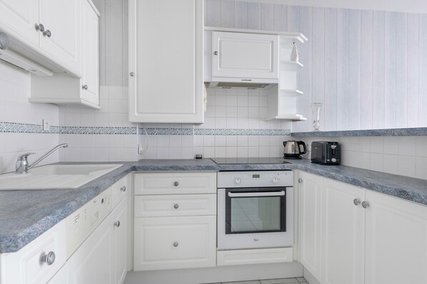 ثلاجة، فرن، غسالة أطباق، ماكينة لصنع القهوة/الشاي