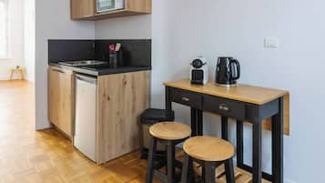 KylskÄp, mikrovÄgsugn, kaffe- och tebryggare och grytor/köksredskap