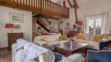 Televisie, een open haard en een dvd-speler