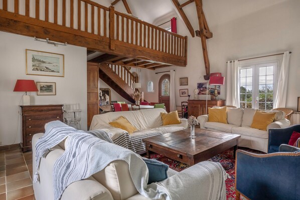 電視、壁爐、DVD 播放機