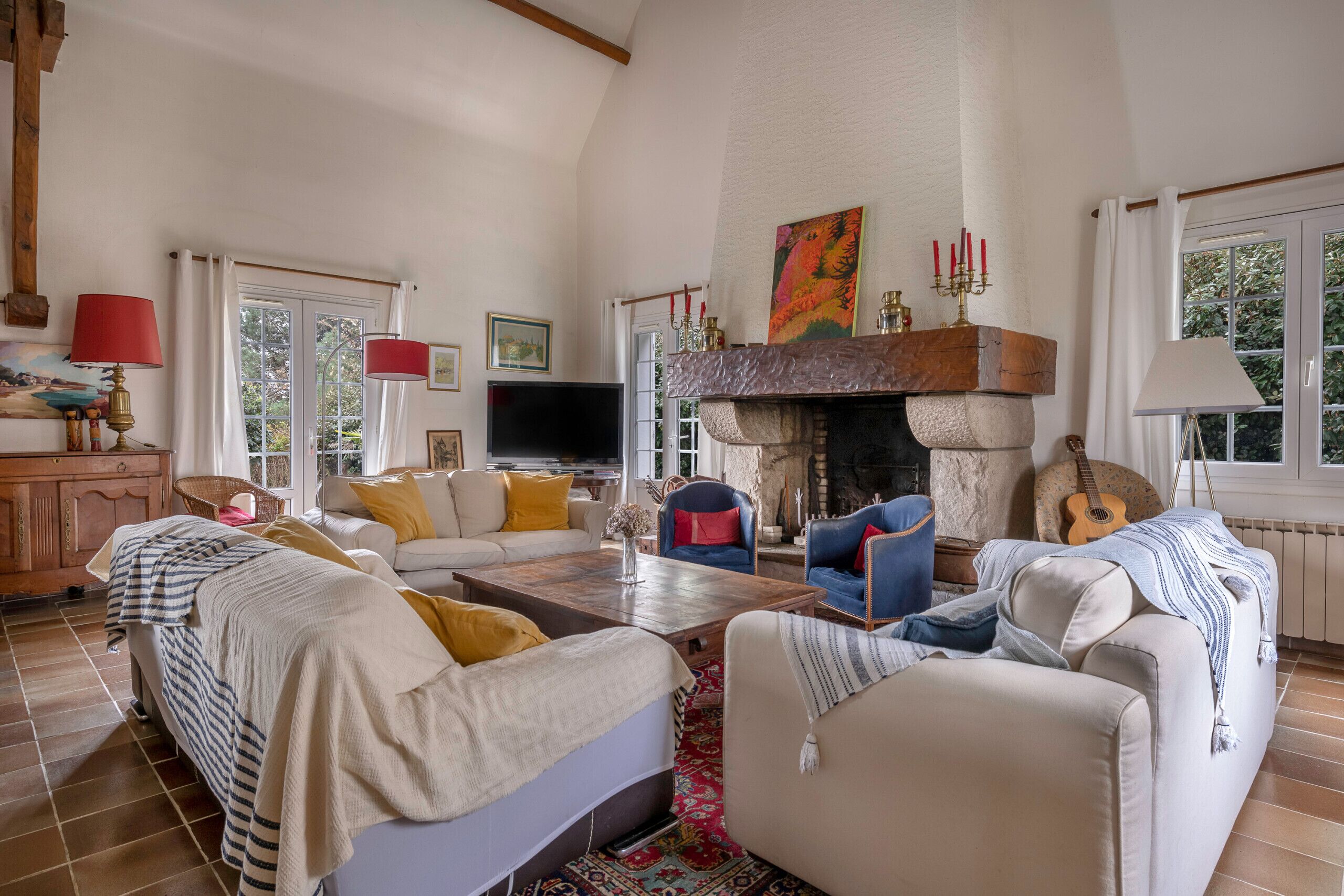 電視、壁爐、DVD 播放機