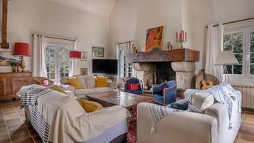 Télévision, cheminée, lecteur de DVD