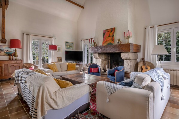 Télévision, cheminée, lecteur de DVD