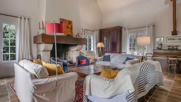 Télévision, cheminée, lecteur de DVD