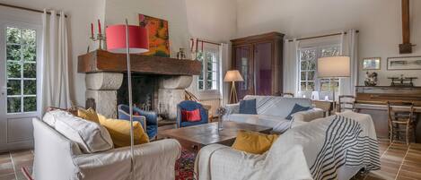 TV, fireplace, DVD player